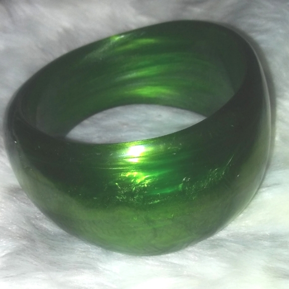 Gorgeous Vintage Kelly Green Swirl Lucite Cuff Bangle Bracelet - Picture 3 of 5